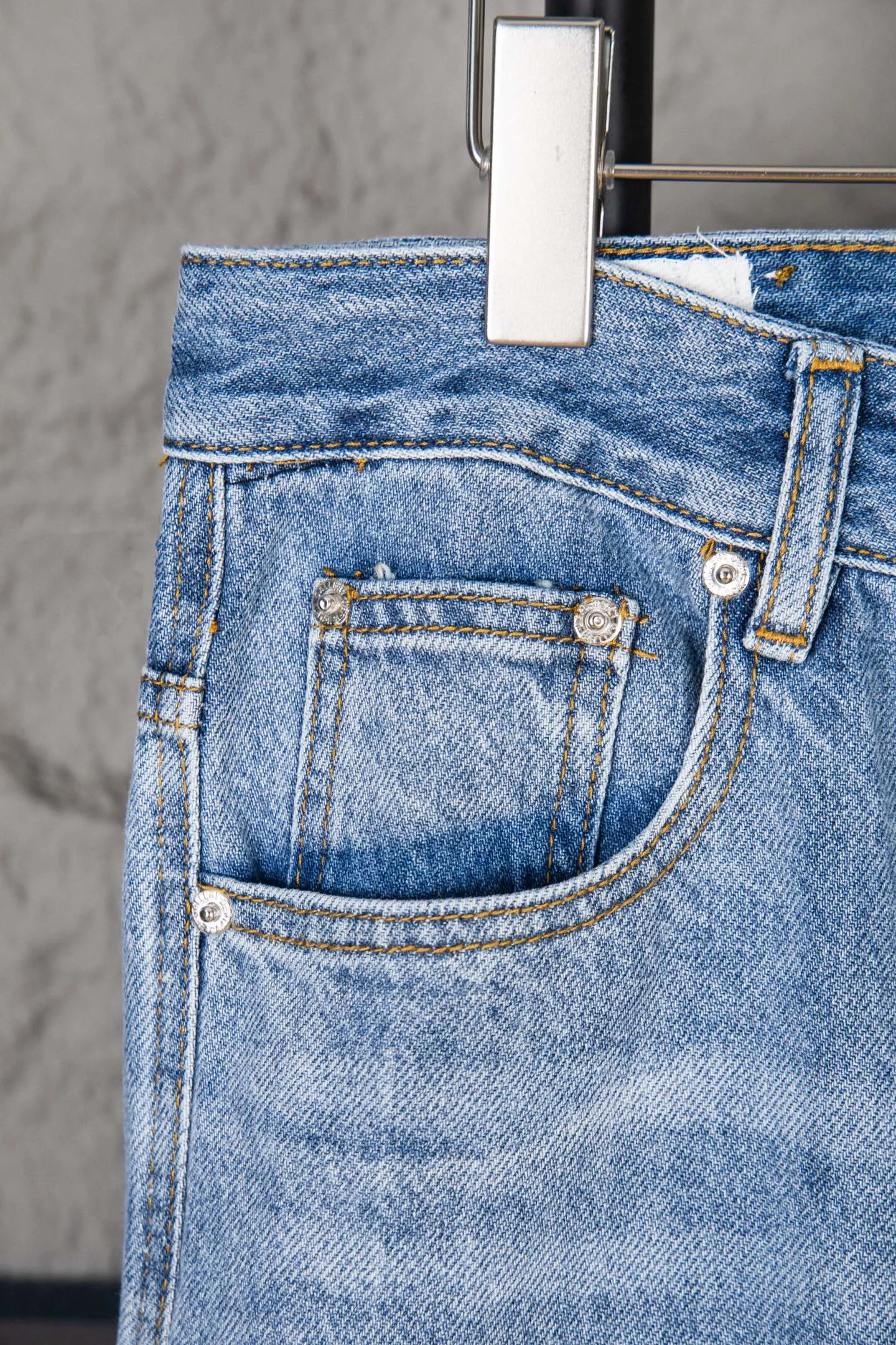 Style number: M396 P230 GALLERY DEPT. Classic embroidered splash-ink washed jeans Size number: 28 30 32 34 36